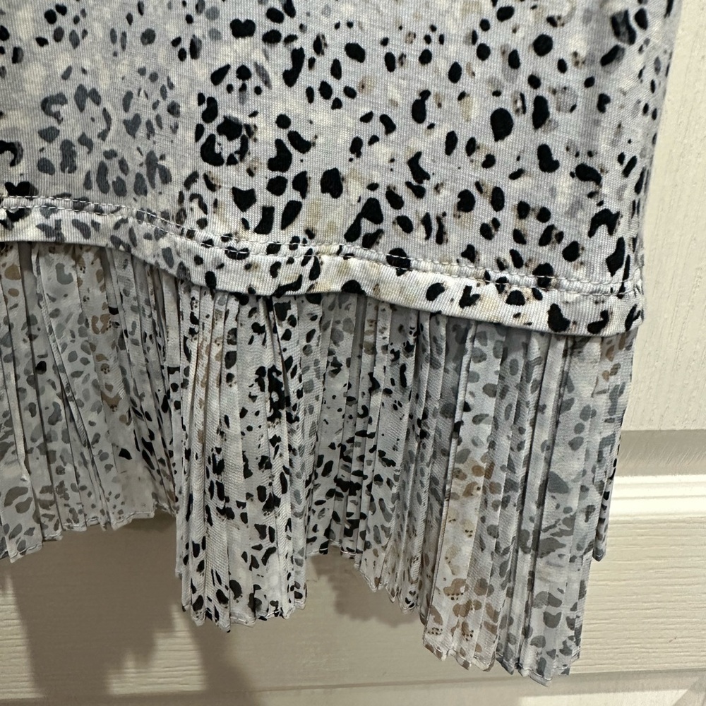 LOGO by Lori Goldstein Gray Patterned Tank Top - Picture 5 of 5